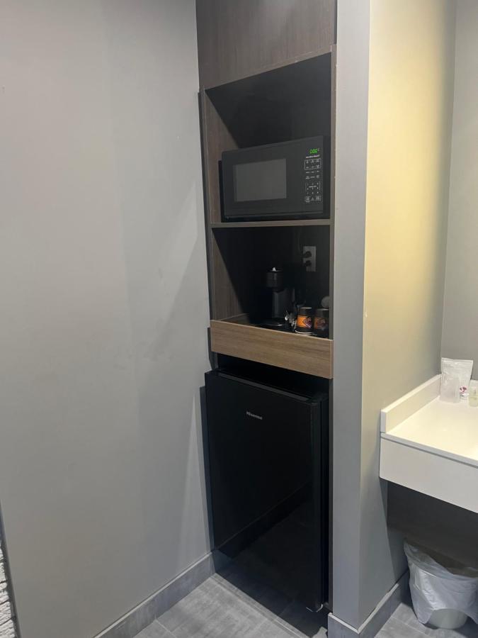 Complexe Dix80 Motel Мон-Лорие Екстериор снимка